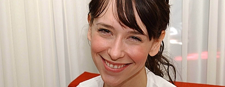 Jennifer Love Hewitt se hace un Manicure